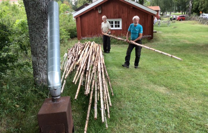 Gösta och Berra kollar materialet till gärdsgården