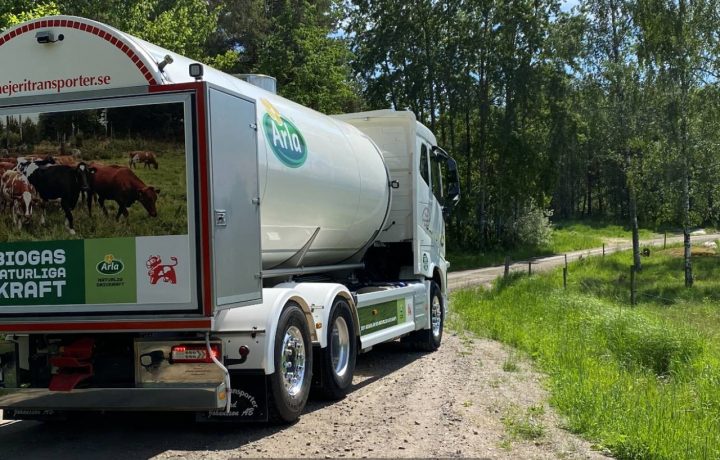 Mjölkbil från Arla på landsväg