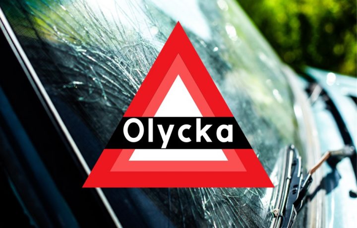 Trasig bilruta och olyckstriangel