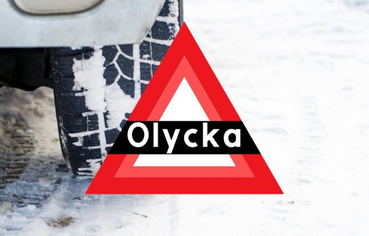 olyckstriangel och bildäck i vintermiljö