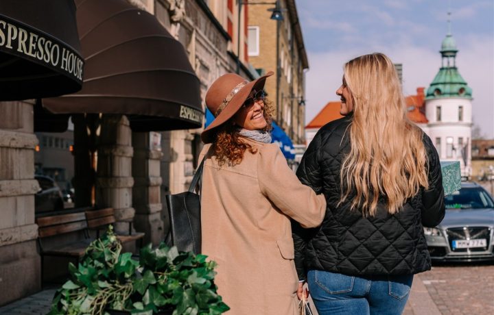 Två kvinnor som shoppar i Oskarshamns stadskärna