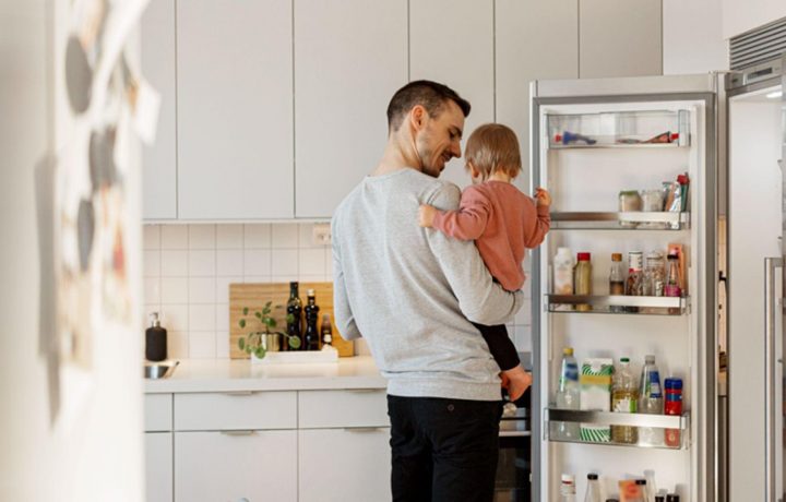 Pappa med dotter i köket