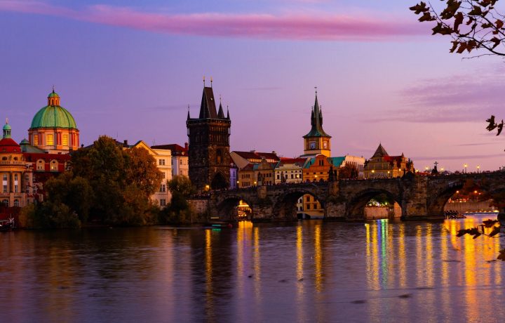 Kvällsvy över Charles Bridge i Prag