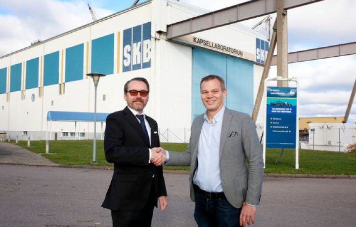 SKB:s vd Stefan Engdahl och Andreas Erlandsson, kommunstyrelsens ordförande i Oskarshamns kommun