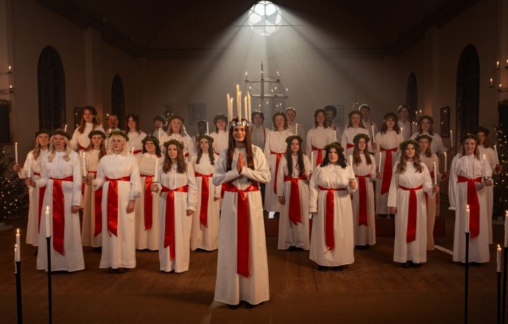 Lucia Lova Fredling med tärnor i Sätra brunns kyrka