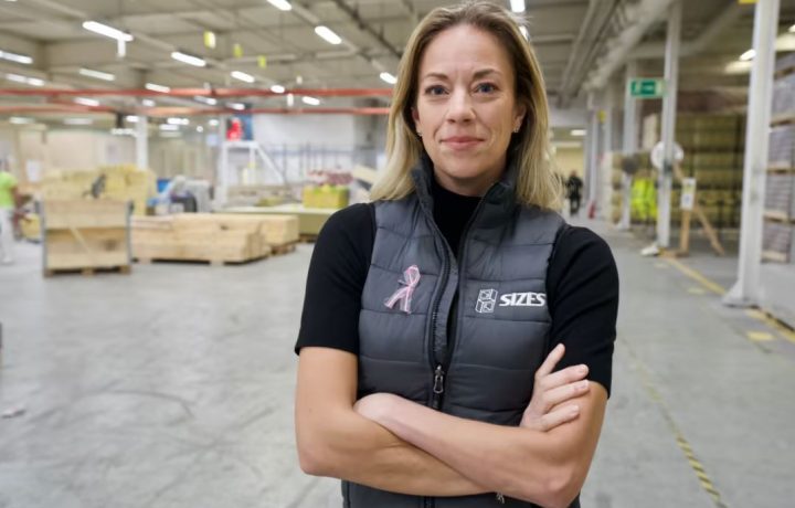 Malin Eneberg i Sizes fabrik i Oskarshamn