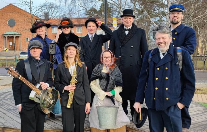 Historiska personer på stadsvandring anno 1912