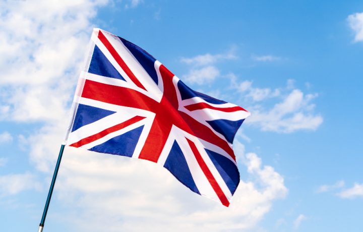 Storbritanniens flagga mot bakgrund av en himmel