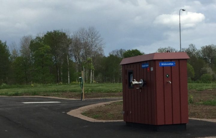 Vattenkiosk-och-plats-foer-latrintoemning_medium