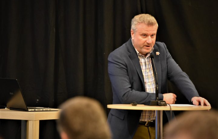 Anders Johansson (C) talar på ett fullmäktigemöte i Mönsterås