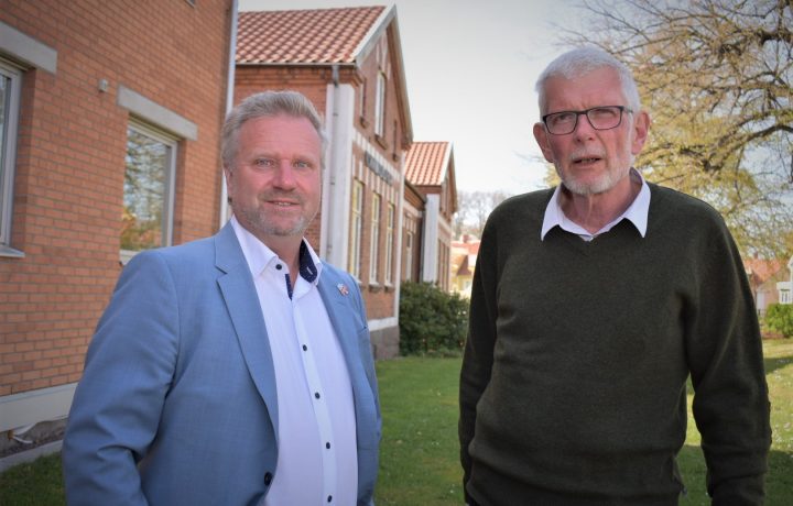 Anders Johansson (C), kommunalråd i Mönsterås kommun, och Anders Åkesson (C), riksdagsledamot i Kalmar, pratar på en pressträff i Mönsterås