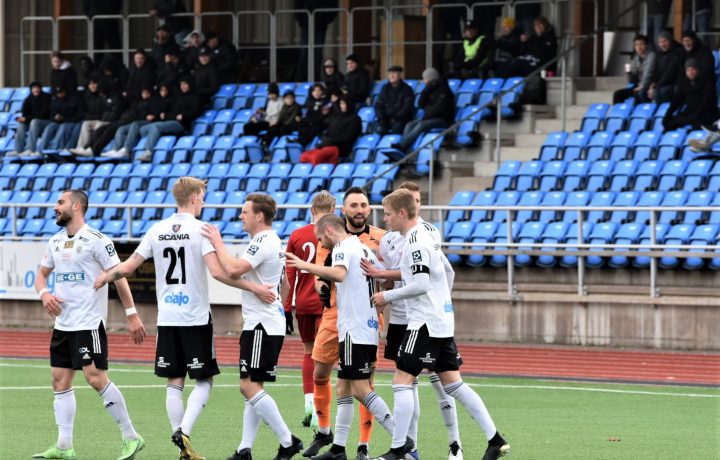 Oskarshamns AIK:s spelare jublar efter ett mål mot Lindome GIF