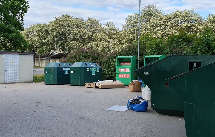 Nedskräpning på återvinningsstationen i Kristinebergs centrum i Oskarshamn.