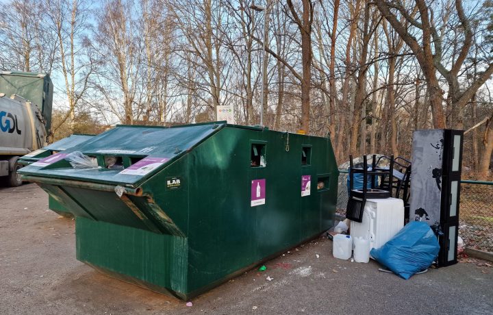 Nedskräpning, grovavfall vid återvinningsstation i Oskarshamn