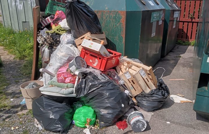 Nedskräpning på återvinningsstationen i Gröndal i Oskarshamn