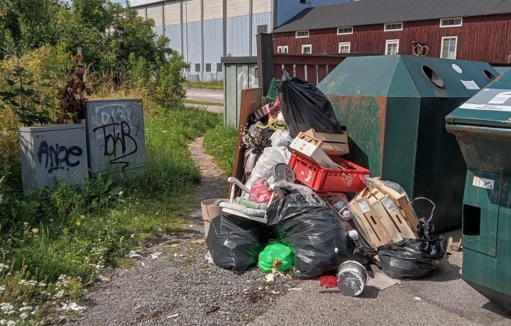 Nedskräpning på återvinningsstationen i Gröndal i Oskarshamn