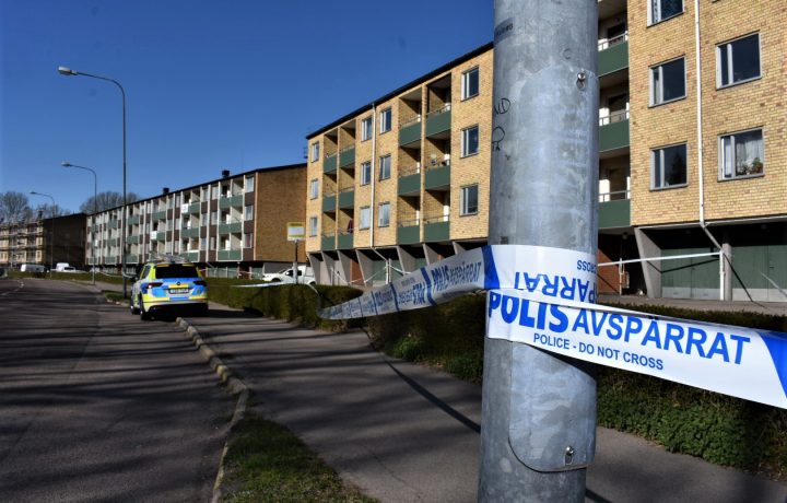 Polisens tekniker och hundförare undersöker en plats på Humleplan i Oskarshamn, misstänkt mord.