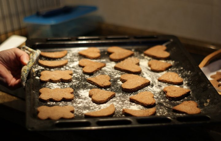 Gräddade pepparkakor på plåt