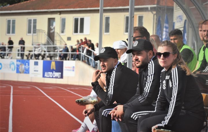 Ardi Ajeti med flera på Oskarshamns AIK:s bänk. Foto: Peter A Rosén