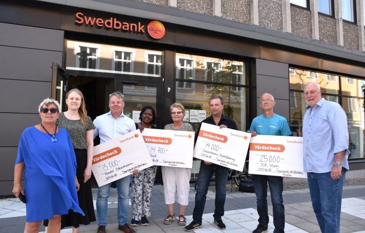 Från vänster: Yvonne Bergvall (förtroendevald i Sparbanksstiftelsen Kronan), Anna Erlandsson (chef för Swedbank i Oskarshamn), Anders Karlsson (Handel Oskarshamn), Paulin Nesset (ordförande i Oskarshamns Internationella Kvinnoförening Olivia), Ulla Montan (Olivia), Göte Nilsson (Oskarshamns Skytteförening), Göran Svenson (SOK Viljan) och Jan Hardebrant (förtroendevald i Sparbanksstiftelsen). Foto: Peter A Rosén