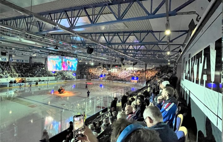 Bild på publik i Be-Ge Hockey Center i kvartsfinal nummer sex mellan IK Oskarshamn och Rögle i hockeyns SM-slutspel 2022