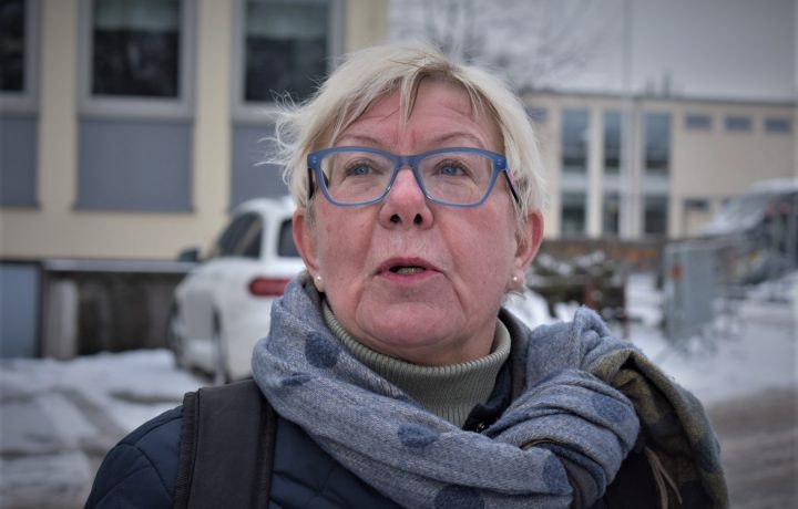 Yvonne Bergvall (S), ordförande i tekniska nämnden, står och pratar utanför Vallhallaskolan i Oskarshamn