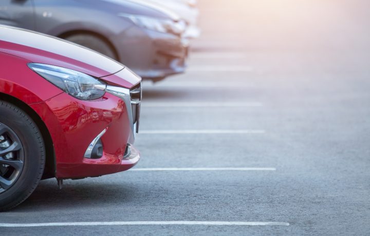 Bilfrontar på en parkering