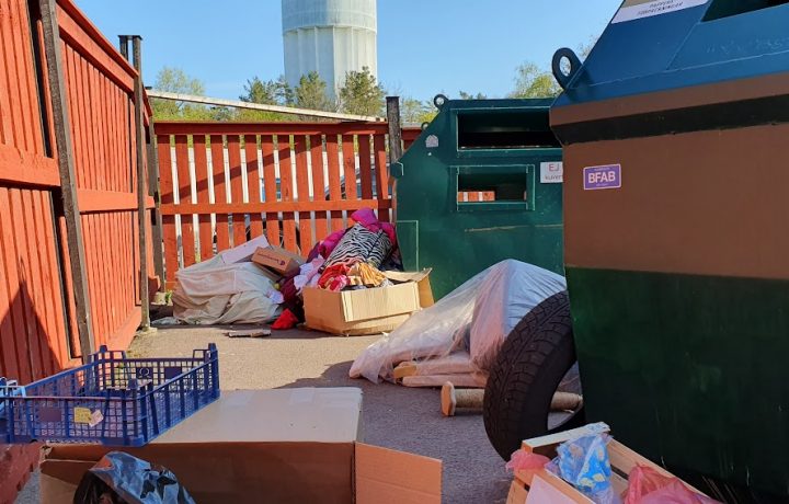 Nedskräpning på återvinningsstation i Oskarshamn