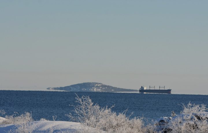 Blå Jungfrun och ett lastfartyg en solig vinterdag