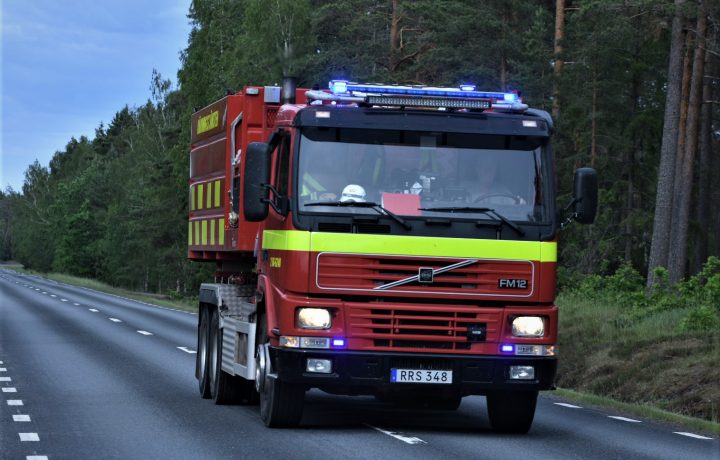 Brandbil på väg till skogsbrand utanför Fliseryd