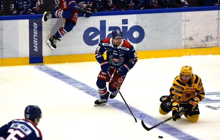 Niclas Burström i IK Oskarshamn fäller en Skellefteåspelare