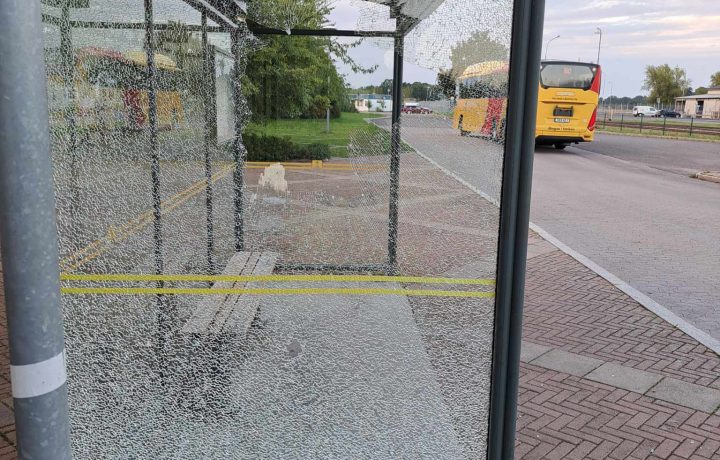 Sönderslagen sidoruta i busskur i Mönsterås