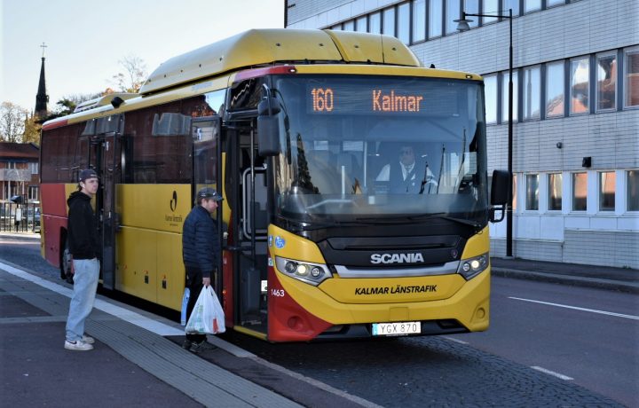 Resenärer går på KLT-bussen