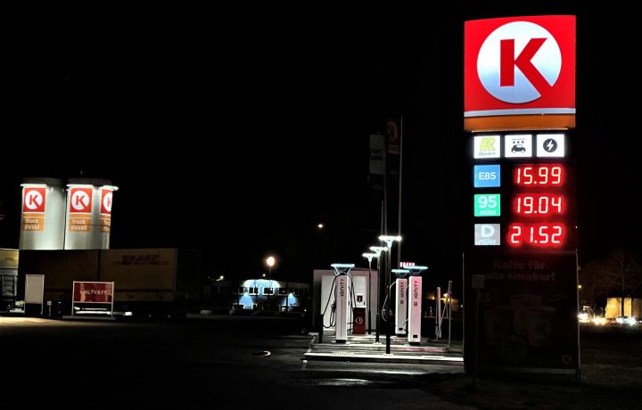 Närbild på bensin- och dieselpriset på Circle K-macken i Oskarshamn