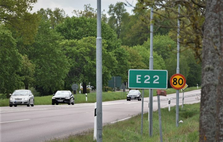 Bild på trafik på E22:an mellan Oskarshamn och Mönsterås