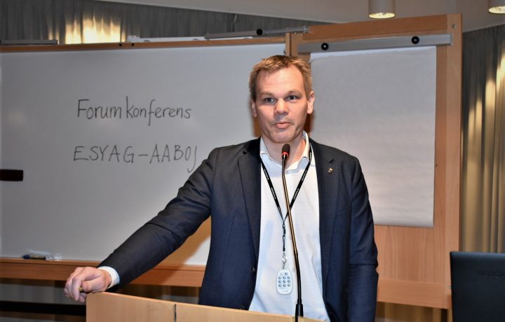 Andreas Erlandsson (S), kommunalråd i Oskarshamn, talar på ett fullmäktigemöte