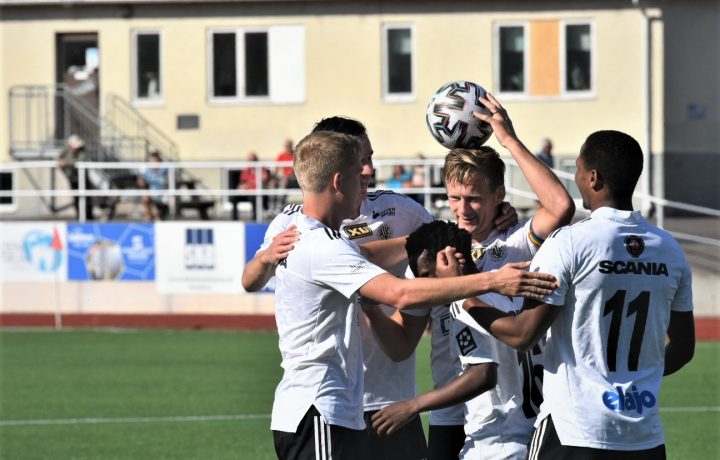 Filip Jägerbrink, Oskarshamns AIK, med bollen på huvudet. Foto: Peter A Rosén