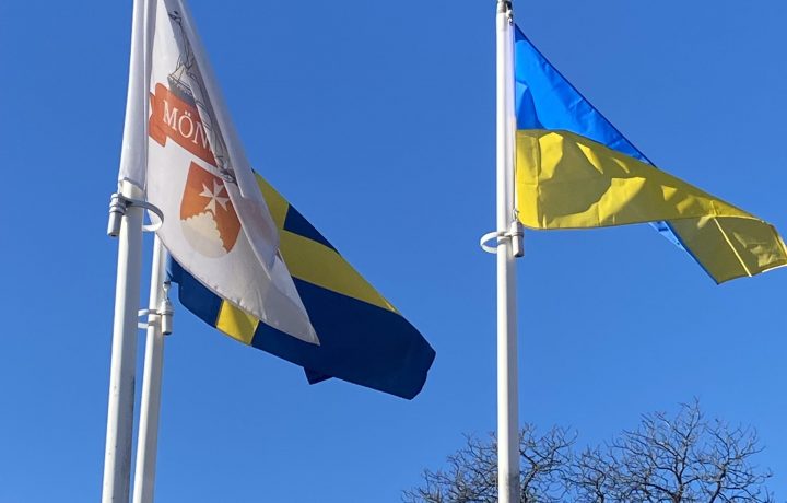 Mönsterås kommunflagga, Sveriges flagga och Ukrainas flagga har hissats utanför kommunhuset i Mönsterås