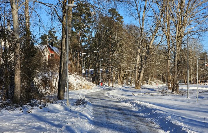 Gångväg i Kristineberg i Oskarshamn, snö, vinter, snöröjning