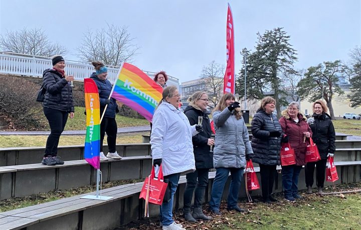 Ett tiotal kvinnor från fackförbundet kommunal dricker bubbel för att fira framgångar i förhandlingarna med Oskarshamns kommun