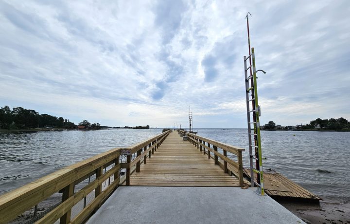 Nya badbryggan vid Havslätts badplats i Oskarshamn.