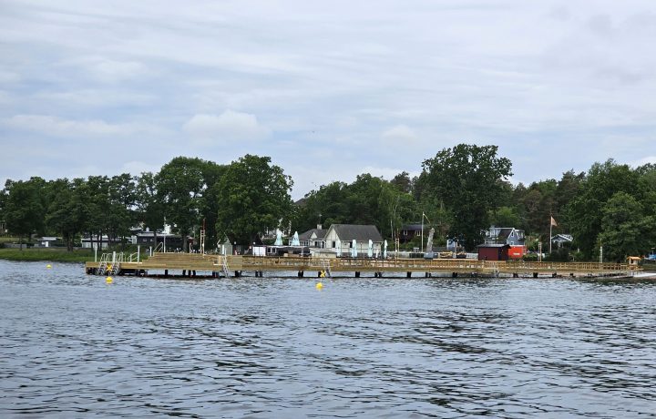 Nya badbryggan vid Havslätts badplats i Oskarshamn.