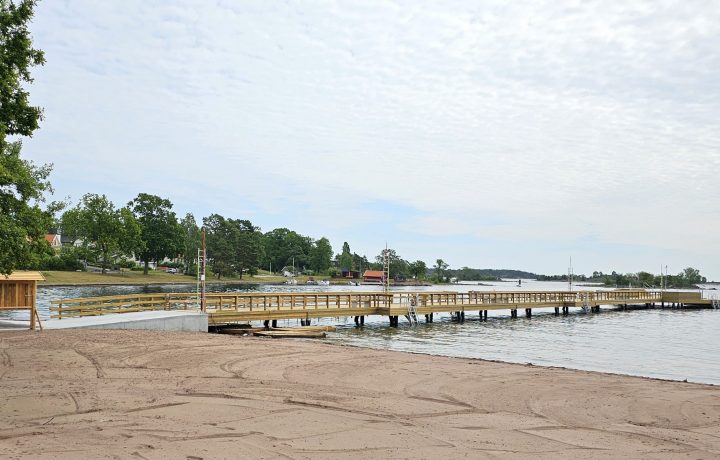 Den nya badbryggan vid Havslätts badplats i Oskarshamn