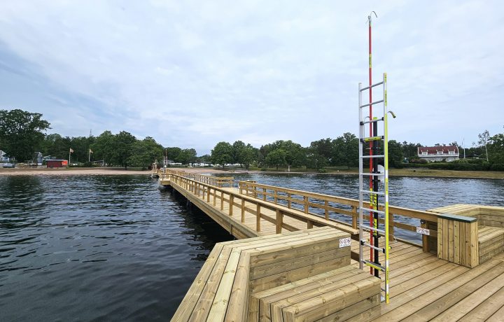 Den nya badbryggan vid Havslätts badplats i Oskarshamn