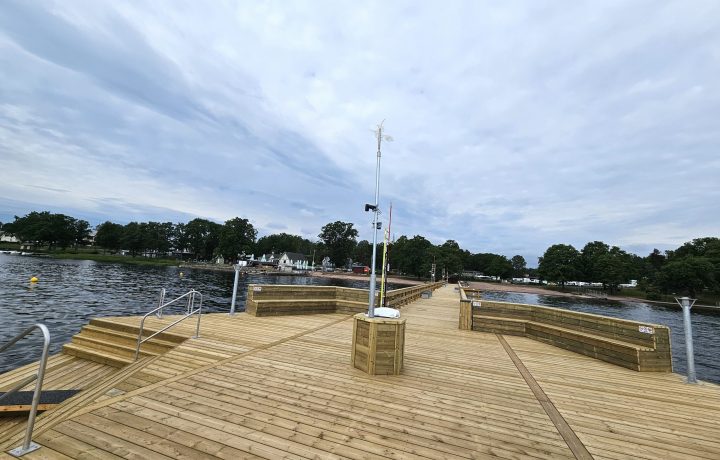 Den nya badbryggan vid Havslätts badplats i Oskarshamn