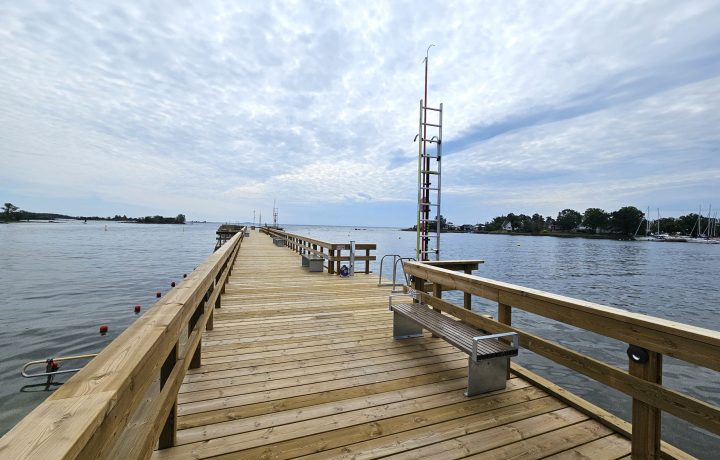 Den nya badbryggan vid Havslätts badplats i Oskarshamn