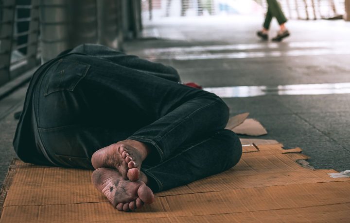 Hemlös person ligger och sover