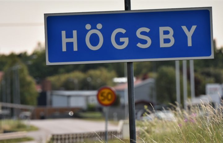 Vägskylt med Högsby