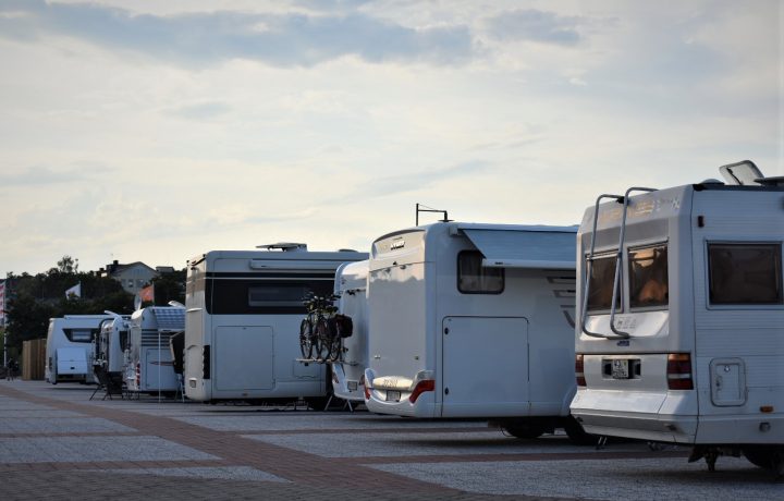 Husbilar på ställplats på Brädholmen i Oskarshamn