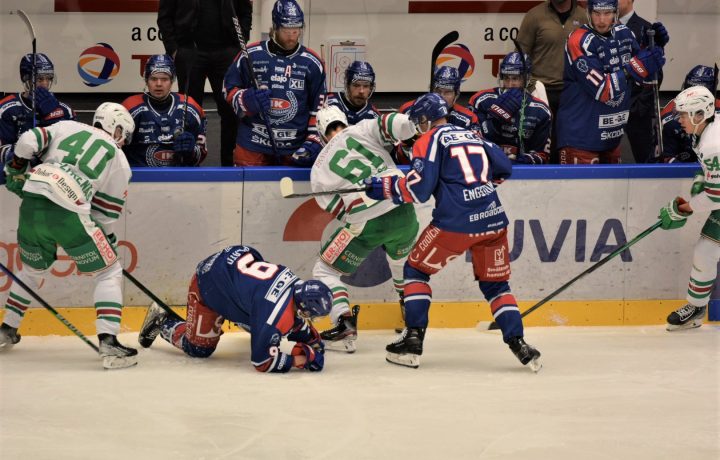 Bild från hockeymatch mellan IK Oskarshamn och Rögle BK